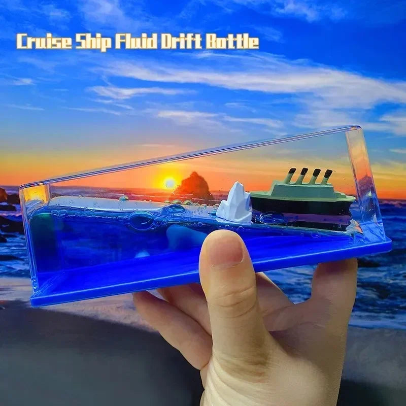 Bateau flottant dans une bouteille décorative