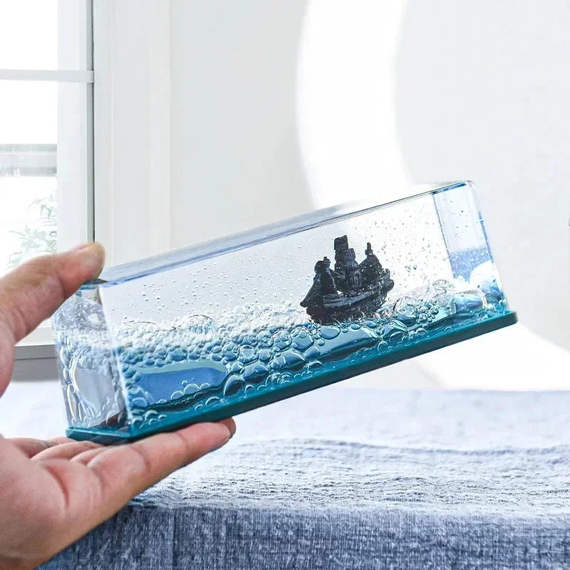 Bateau flottant dans une bouteille décorative