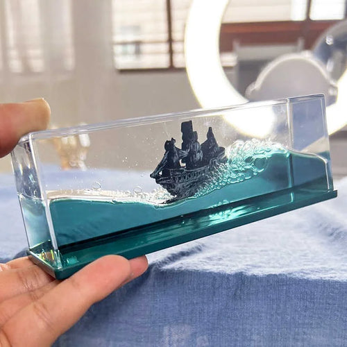 Bateau flottant dans une bouteille décorative