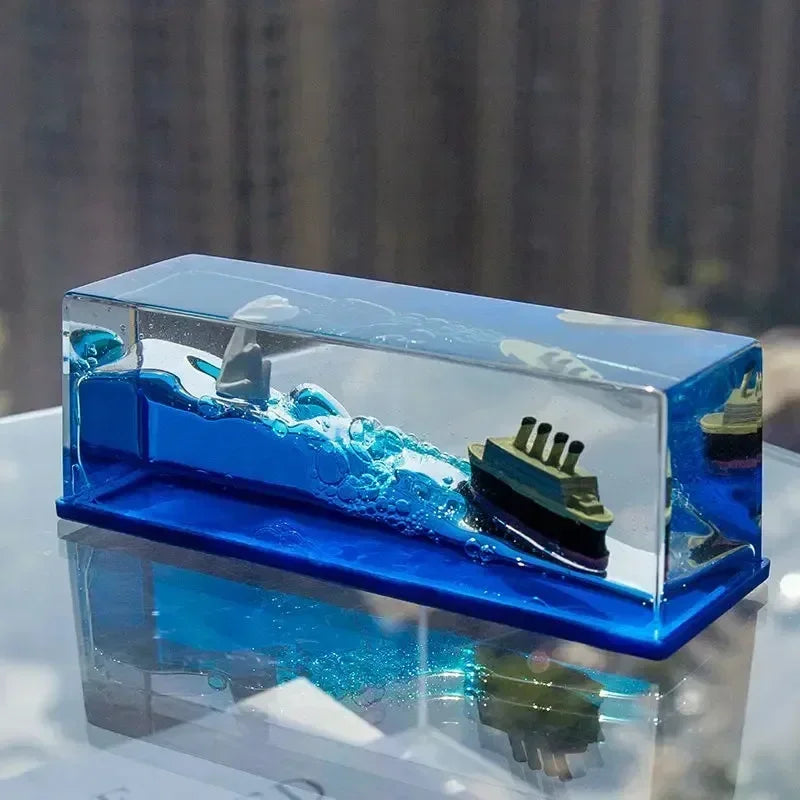 Bateau flottant dans une bouteille décorative