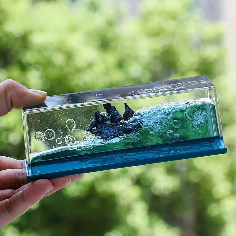 Bateau flottant dans une bouteille décorative