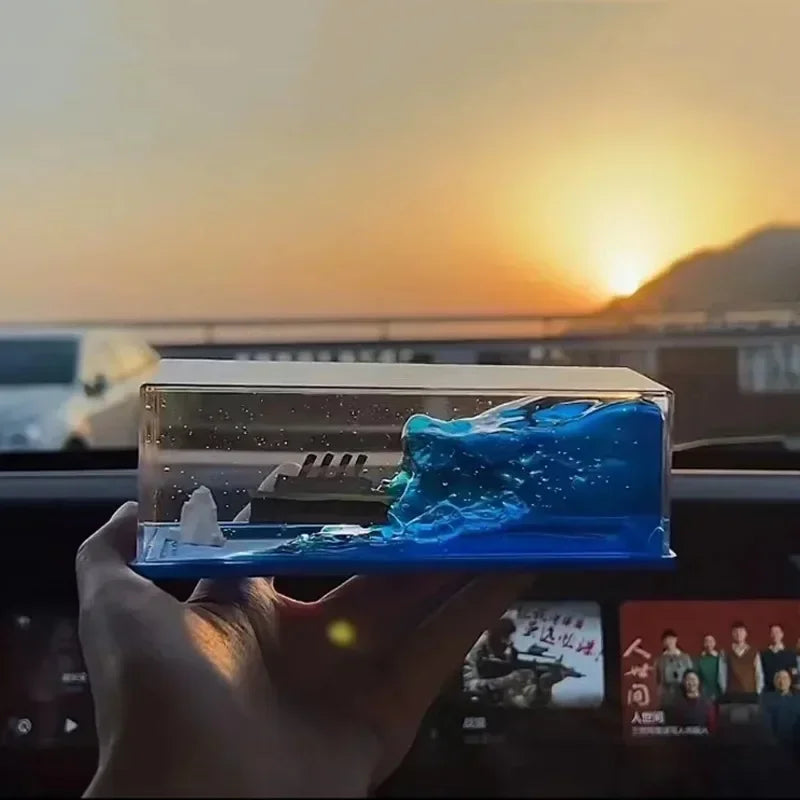 Bateau flottant dans une bouteille décorative