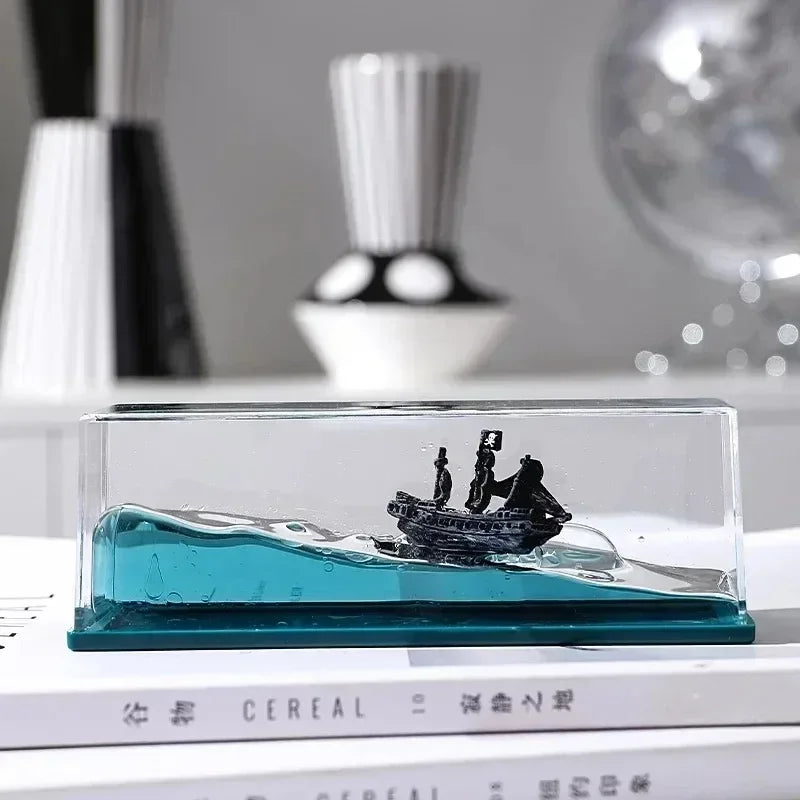 Bateau flottant dans une bouteille décorative