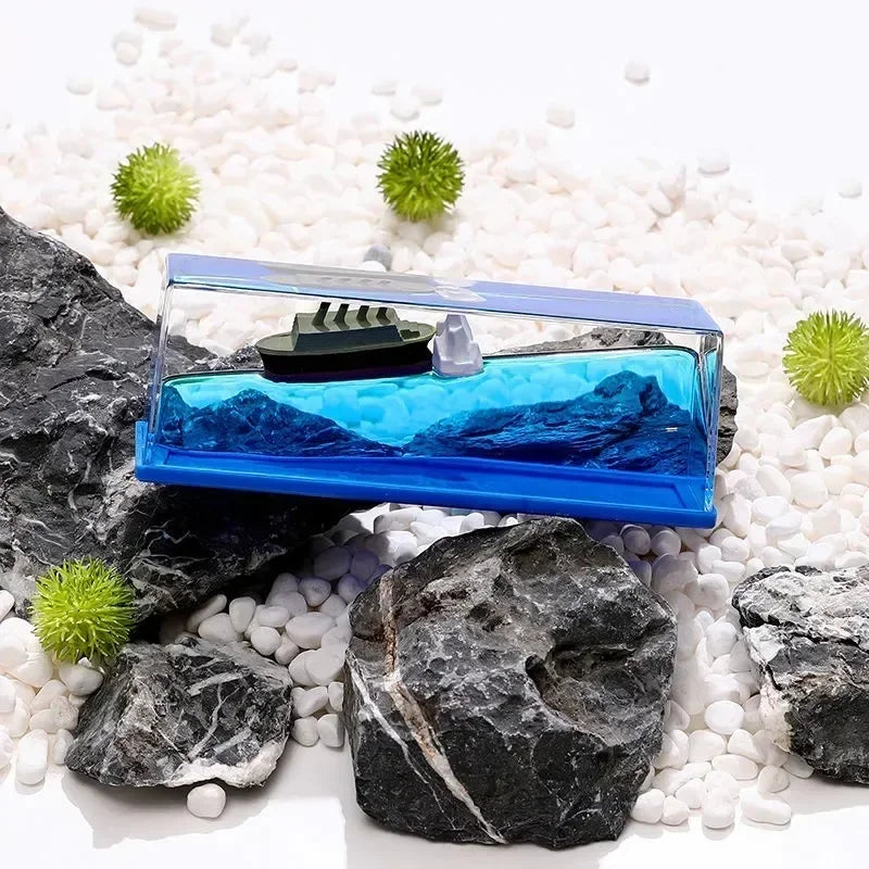 Bateau flottant dans une bouteille décorative